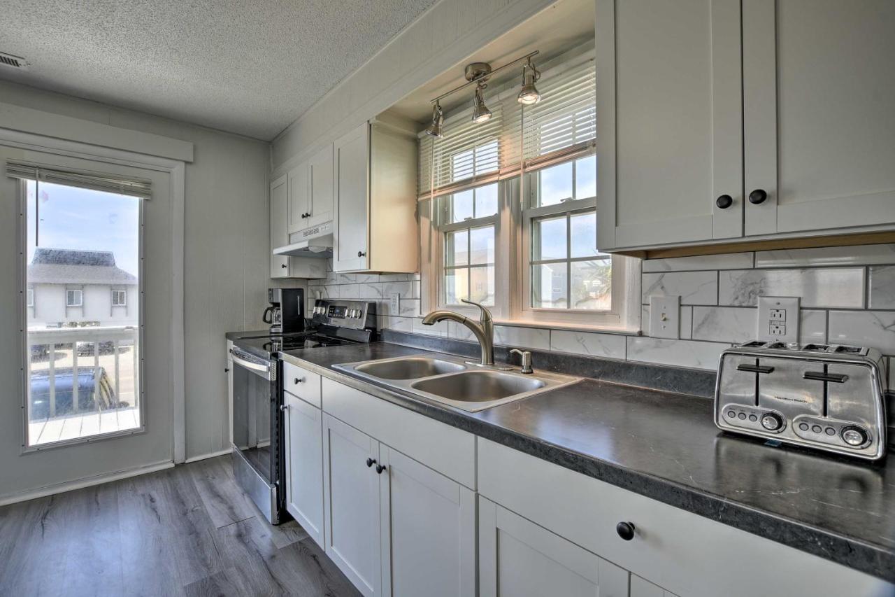 Oak Island Beach Abode With Deck Walk To Shore! Eksteriør billede