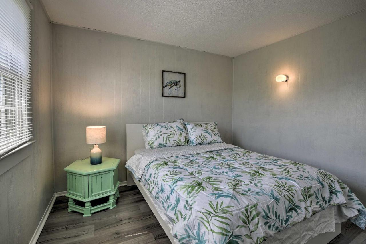 Oak Island Beach Abode With Deck Walk To Shore! Eksteriør billede