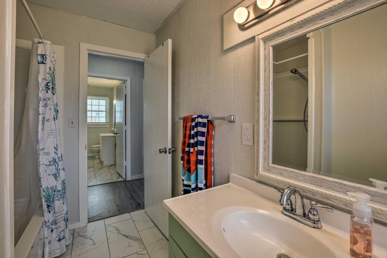 Oak Island Beach Abode With Deck Walk To Shore! Eksteriør billede