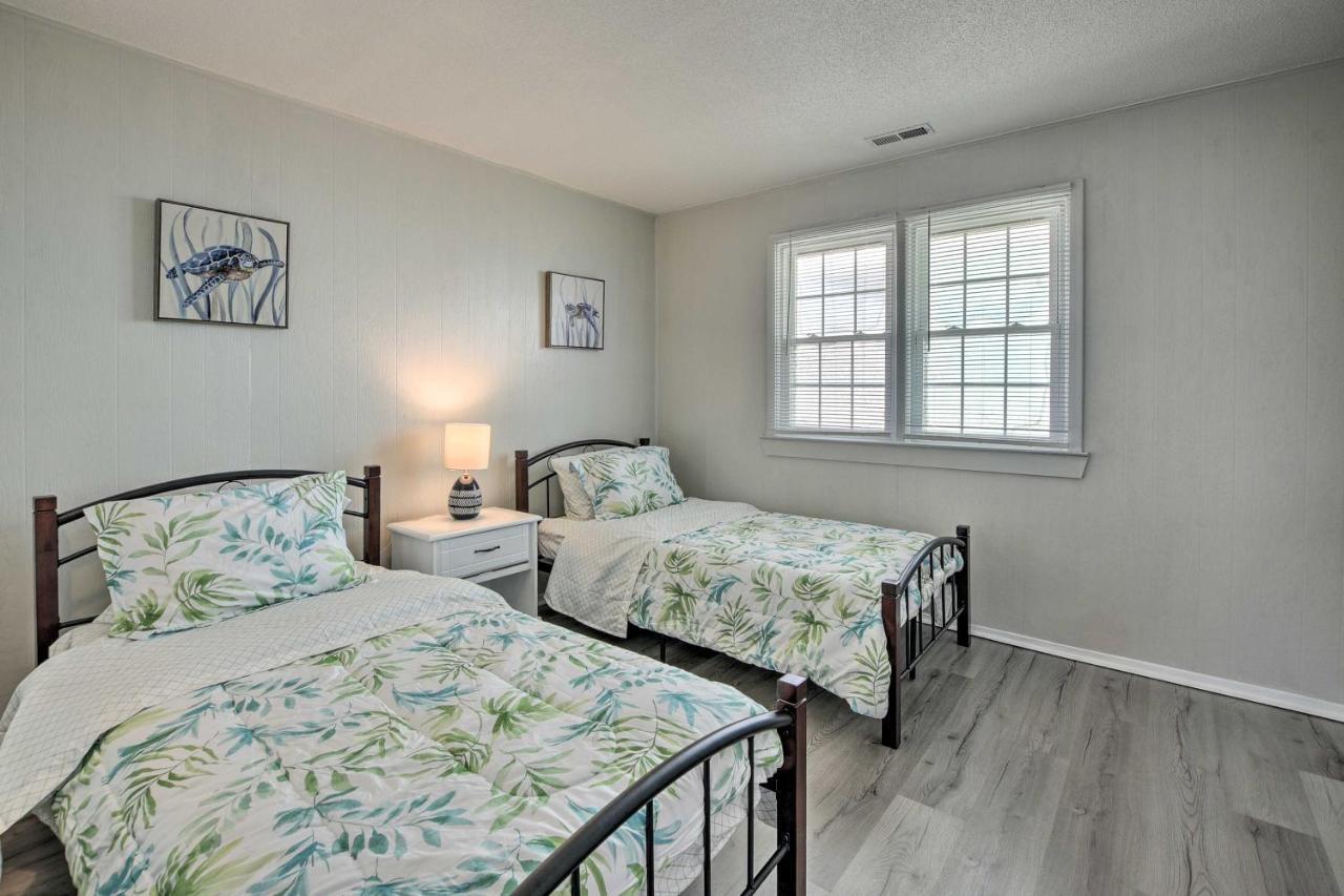 Oak Island Beach Abode With Deck Walk To Shore! Eksteriør billede
