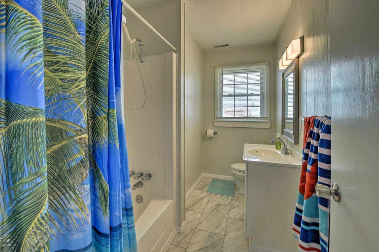 Oak Island Beach Abode With Deck Walk To Shore! Eksteriør billede