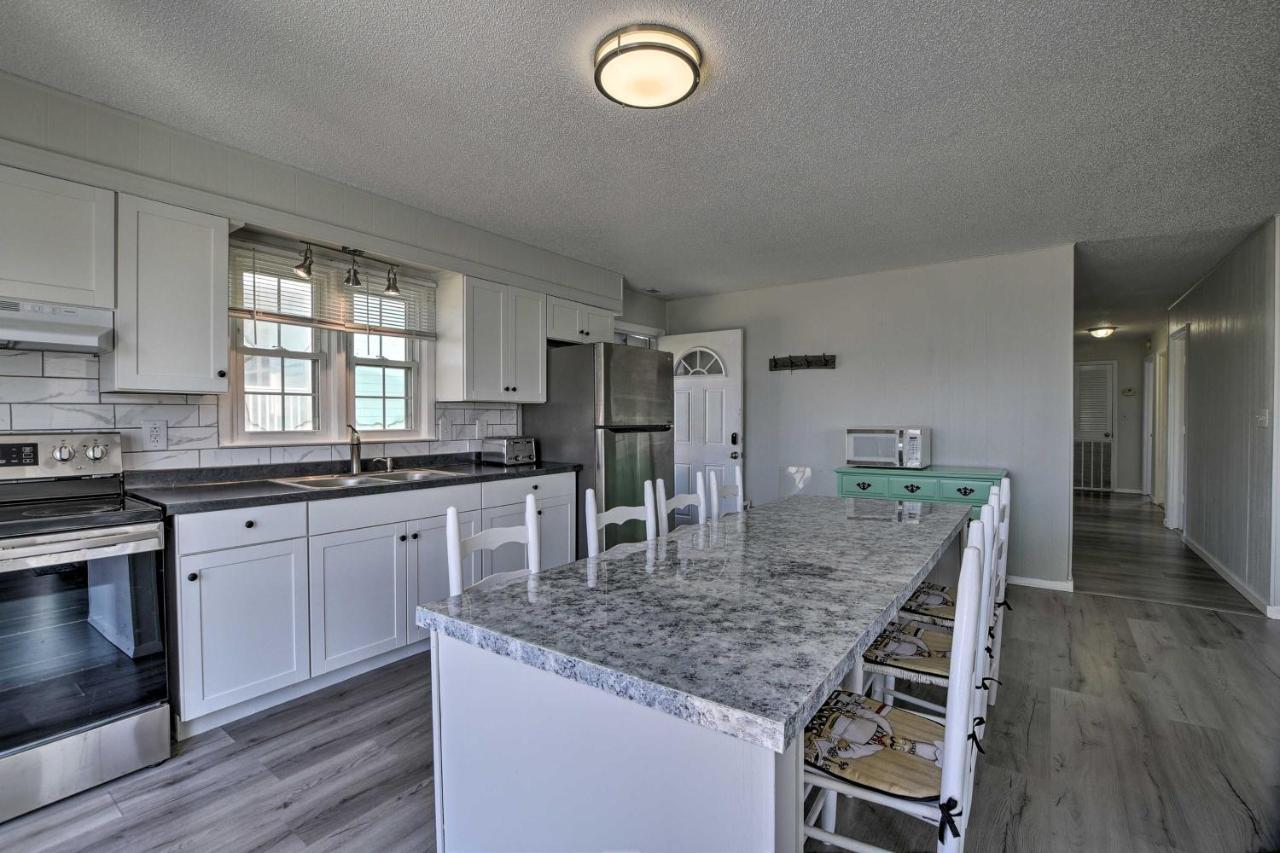 Oak Island Beach Abode With Deck Walk To Shore! Eksteriør billede
